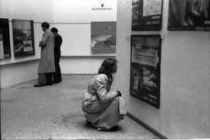 Stuttgart: Ausstellung Architektur der USA, Helen Bauer vor Foto: Wolkenkratzer, UN-Palast