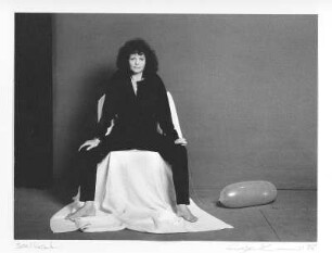 Selbst : Selbstporträt Evelyn Krull (geb. 1942; Fotografin). Fotografie; 29,9 x 39,9 cm (Blattgröße), 16,5 x 21,9 cm (Bildgröße). 1988