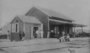 Bahnhof : Reisende warten am Bahnhof der Benguelabahn