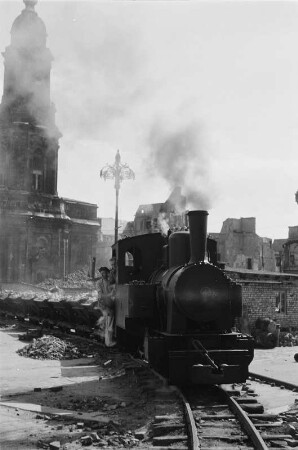 Enttrümmerung im Stadtkern : Dresden-Altstadt, Altmarkt. Trümmerbahn, im Hintergrund die Kreuzkirche