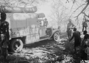 Auf unbekanntem Weg : Expeditionslastwagen auf einer Landstraße. Expeditionsteilnehmer stehen davor