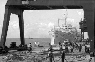 Bremerhaven: Columbuskaje mit Schiff "Fairsea"