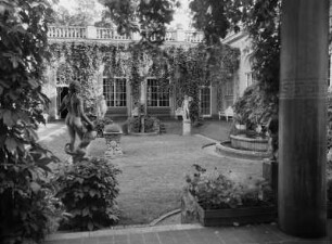 Deutschland. Bad Kissingen. Kurgarten. Blick in den Schmuckhof des Arkadenbaus