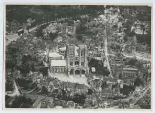 Luftaufnahme der schwer zerstörten Stadt und Kathedrale, Noyon: Ansicht