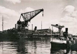Im Hafen von Kiel. Ein Frachtschiff wird entladen