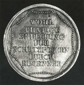 Gedenkmünze auf die Einführung der Pockenschutzimpfung durch Edward Jenner (1749-1823; engl. Landarzt). Durchmesser 2,9 cm. Revers mit Inschrift