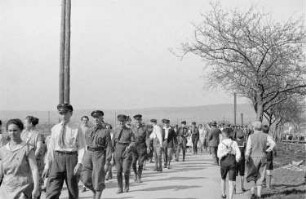 Demonstranten auf dem Weg von Heidenau nach Dohna, im Hintergrund das heutige Pestalozzigymnasium Heidenau
