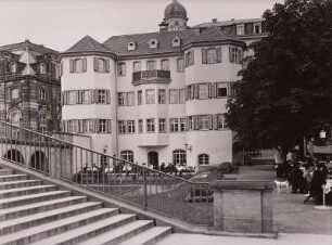 Dresden, Gaststätte "Narrenhäusel" : Dresden-Neustadt, Gaststätte "Narrenhäusel", ehemals Wohnhaus des Hofnarren Fröhlich (sog. "Brille"). Ansicht der Elbseite mit Gästegarten am Neustädter Brückenkopf der Augustusbrücke