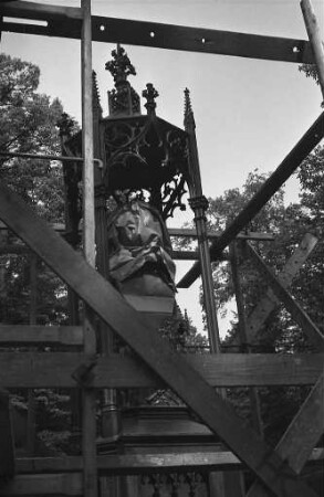 Reparatur des Johann Peter Hebel-Denkmals im Schlossgarten anläßlich seines 125. Todestags am 22. Sept. 1951.