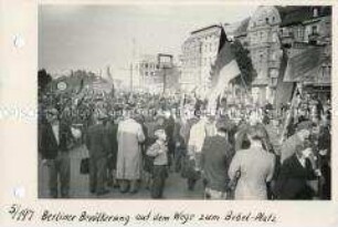 Berliner auf dem Weg zur Demonstration anlässlich der Gründung der DDR und der Wahl Wilhelm Piecks zum Staatspräsidenten