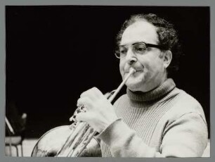 Peter Damm : Portrait des Hornisten Peter Damm bei einer Probe mit der Dresdner Philharmonie im Kulturpalast Dresden