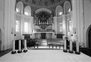 Blick vom Altar zur Orgel in der oberen Kuppelkirche des Klosters St. Trudpert im Münstertal
