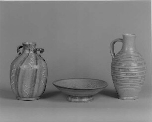 Doppelhenkelvase, Schale und Krug : Doppelhenkelvase, Schale und Krug. Irdenware, Mischtechnik, bemalt, glasiert (1. H. 20. Jh.; K. Feuerriegel). Frohburg: Museum im Schloß Frohburg V 462/95, V 463/95, V 464/95