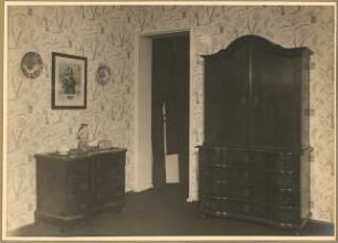 Wohnung Werner Palm, Berlin. Inneneinrichtung: Wohnzimmer (?) Kommode und Kommode mit Schrankaufsatz