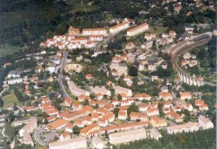 Sebnitz. Stadtteilansicht zwischen Pestalozzistraße, Schandauer Straße, Neidbergweg und Gleisanlagen der Bahnstrecke Bad Schandau - Bautzen mit Viadukt und Bahnhof. Luftbild-Schrägaufnahme von Südwest
