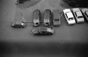 Ostrava : In Ostrava, Blick aus dem Hotel Imperial mit diversen Autos: Fiat 850, Tatra 603, …, Mercedes, Ford-GB, Saab 99