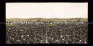 Besucher beim Feldgottesdienst auf dem Tempelhofer Feld, Berlin