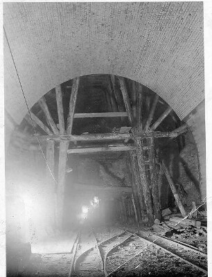 Lämmerbuckeltunnel, km 151,181 Mit dem Bau des Tunnels wurde Ende 1937 begonnen. Mitte 1938 durchgebrochen. Arbeiten 1941 eingestellt. 1948/49 restliche Rohbauarbeiten. Fertigstellung 1957.