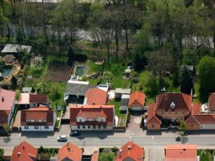 Günthersleben-Wechmar. Ortsteilansicht (Schwabhäuser Straße). Luftbild-Schrägaufnahme von Nordwest