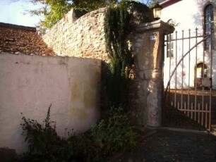 Ansicht von Süden an der ehemaligen Toranlage (im 18 Jh zusammen mit Wehrgang abgetragen) mit anschließender Kirchhofmauer nach Westen in Übersicht