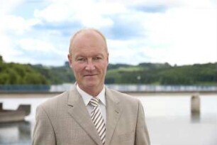 Landrat Rolf Menzel vor der Dhünn-Talsperre