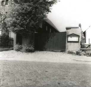 Großerkmannsdorf, Hauptstraße 29. Pfarrhof (1801/1850). Toranlage, Straßenseite