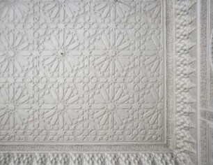 Mit Sternen und strahlenförmigen Ornamenten dekorierte Decke