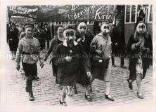 Frauen mit Gasmasken auf einer Antikriegsdemonstration in Berlin