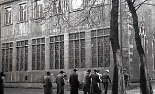 Grund, Peter; Frankfurt; Verwaltungsgebäude Degussa - Männergruppe vor Fassade