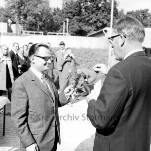 Abwasser: Klärwerk: Wöhrendamm: 3. Bauabschnitt: Einweihung: Schlüsselübergabe an Bürgermeister Herbert Schlömp durch Ingenieur Christian Petersen: hinten Gäste: dahinter Klärbecken: im Hintergrund Bäume