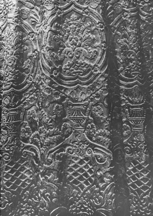 Innsbruck, Hofkirche, Maximiliansgrab, König Albrecht I., Detail: Muster des Mantels; Godl, Stephan
