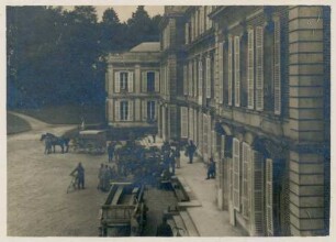 Foto des Abtransports von Verwundeten aus dem Feldlazarett Schloss Manancourt bei Equancourt zum Bahnhof nach Fins