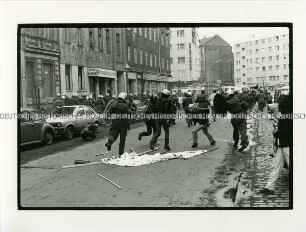 Polizeieinsatz bei einer Demonstration von Jugendlichen am Kottbusser Damm/Schönleinstraße