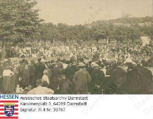 Darmstadt, 1925 [Juni 28] / 'Fest der Arbeit' zur Feier des 25jährigen Bestehens des Ortskartells Darmstadt im Allgemeinen Deutschen Gewerkschaftsbund / Gruppenaufnahme auf Wiese