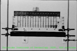 Mischabsetzer (Mixer-Settler) in einem unbekannten Labor