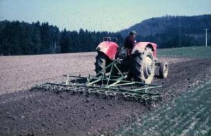 Fotografie: Bodenbearbeitungsgerät, Egge, Saatbettbereitung, Heckanbau