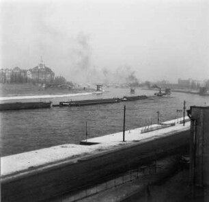 Blick von der Brühlschen Terrasse über die Elbe, im Hintergrund die zerstörte Carolabrücke