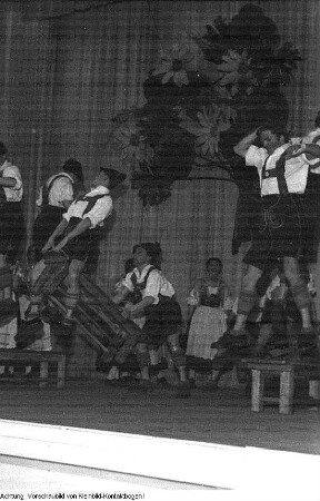 Dresden, Staatliches Volkskunstensemble der DDR. Darbietungen von Tänzern, Chor und Kapelle, April 1956