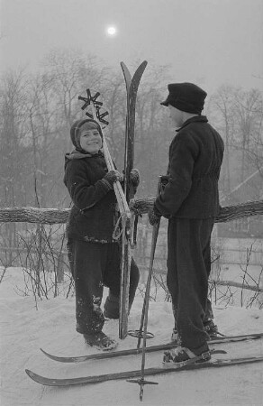 Leipzig, Johannapark. Kinder beim Ski- und Schlittenfahren, Jungen mit Skiern nach der Abfahrt