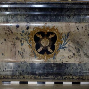 Franziskusaltar (Südlicher Seitenaltar) — Antependium mit Franziskanerwappen