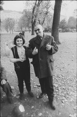 Mädchen und alter Mann in einem Park