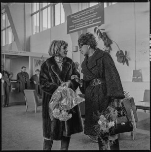 Stars am Flughafen Schönefeld, Bild 3: Gisela May und Josephine Baker. SW-Foto, November 1968 © Kurt Schwarz.