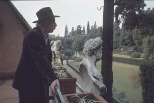 Rom. Villa Massimo. Stipendiat Rolfrafael Schröer im Park der Villa