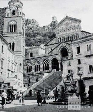 Amalfi. Straßenszene auf dem Domplatz unterhalb der Kathedrale Sant Andrea