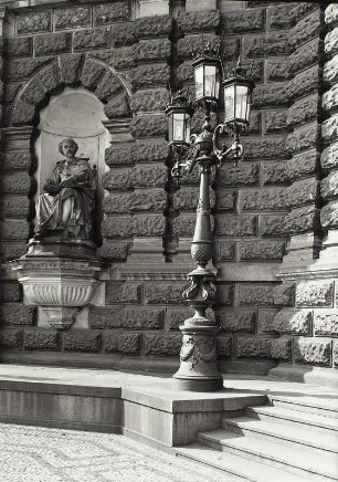 Dresden-Altstadt, Theaterplatz. Opernhaus. Teilansicht der Fassade mit Nischen-Sitzfigur Shakespeares (1838-1841; E. J. Hähnel) und Straßenlaterne