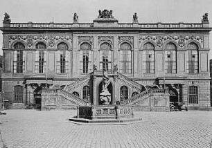 Türkenbrunnen : Dresden-Altstadt. Johanneum und Türkenbrunnen. Haupteingangsfront von Westen