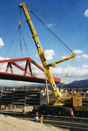 Lärmschutz-Steilwall "Sandweier" Überführung Mittelfeldweg, Einbau der Stahlkonstruktion BETEX-Gründwand und EVERGREEN-Raumgitterwand.
