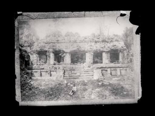 [Palenque. - Palacio principal. - 1. Patio. - El Edificio intermedio. - Fachada Este.]