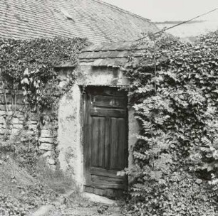Kirchhofmauer mit Tor zum Pfarrhof