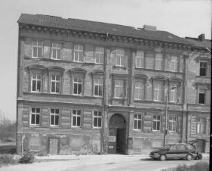 Plauen. Wohnhaus. Straßenansicht (im baufälligen Zustand)